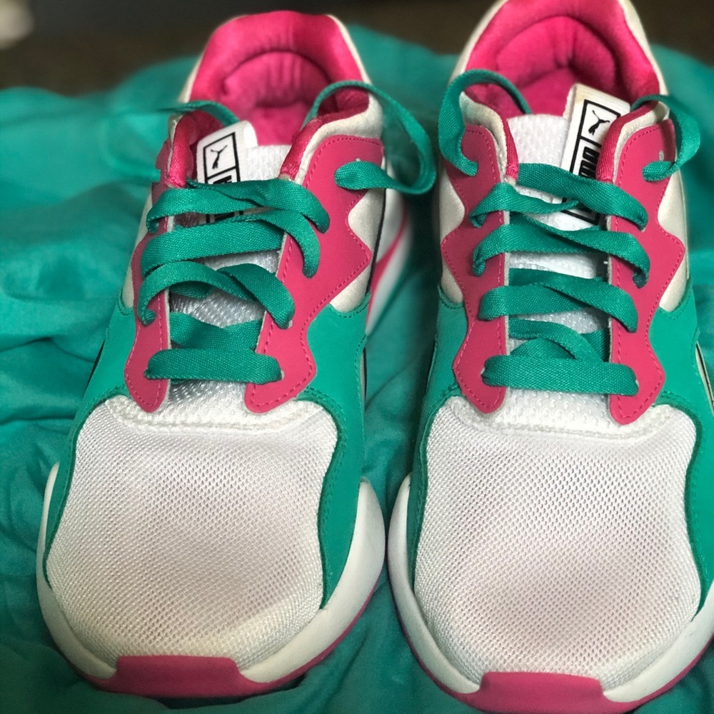 Women’s Spectra Green & Fuchsia Meshed Sneaker.
